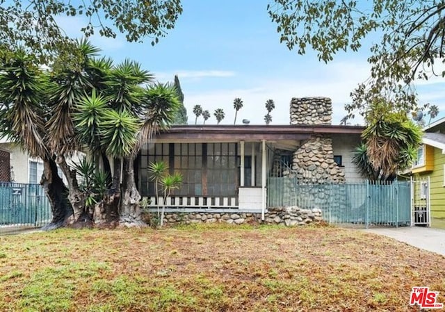 view of front facade with a front lawn