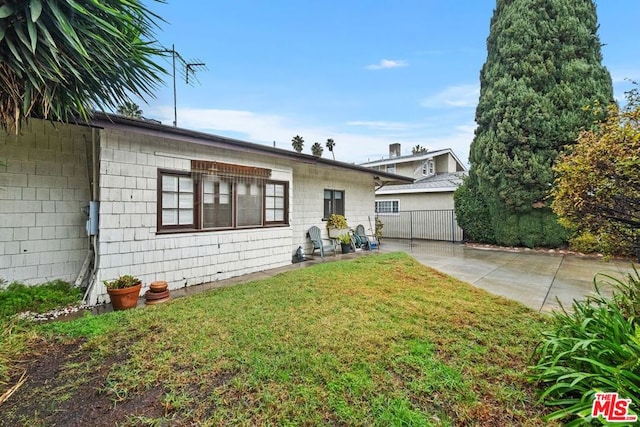 ranch-style home featuring a front lawn