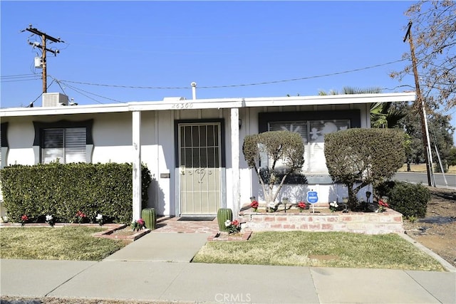 view of front of home featuring a front lawn