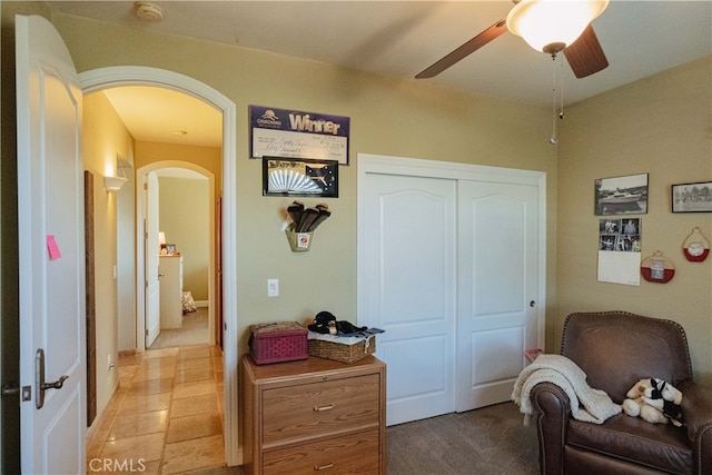 sitting room with ceiling fan