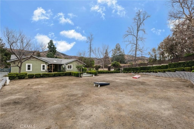 view of yard featuring a mountain view