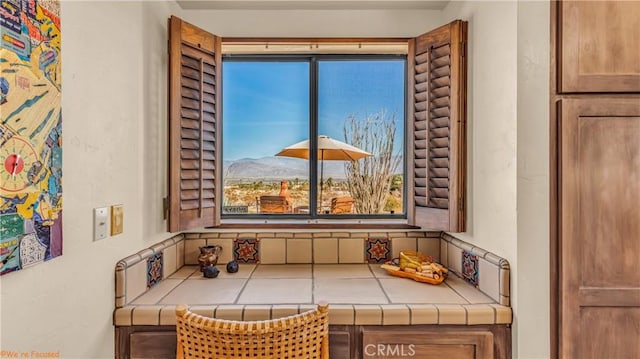 sitting room with a mountain view