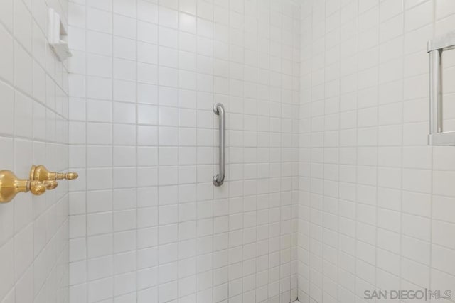 bathroom featuring a tile shower