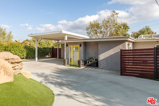 view of front facade featuring a carport