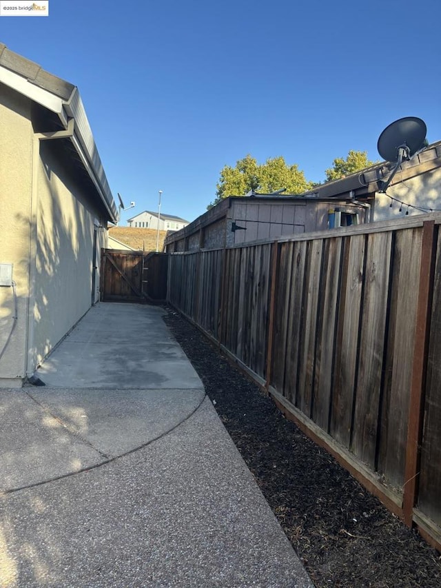 view of yard featuring a patio area