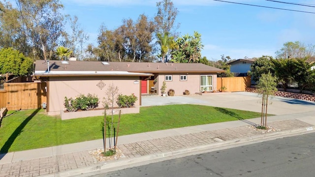 view of front of home featuring a front lawn