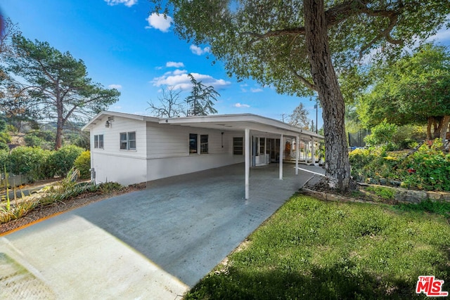 view of front facade featuring a carport