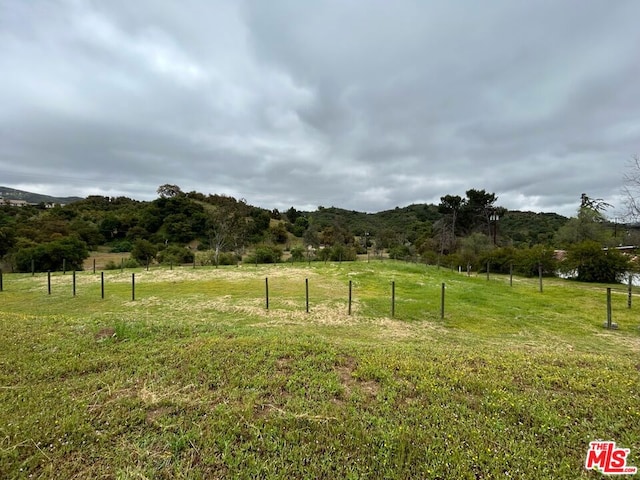 view of yard featuring a rural view