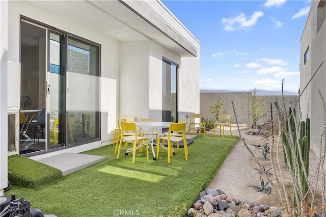 view of yard featuring a patio