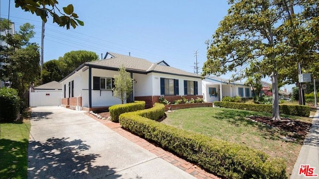 ranch-style house with a front yard