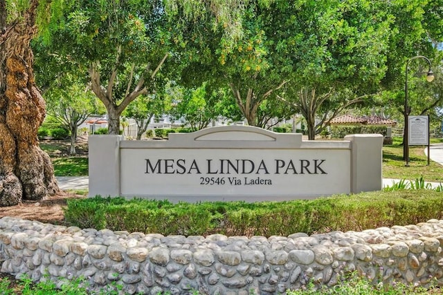 view of community / neighborhood sign