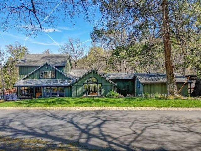 view of front of property with a front yard