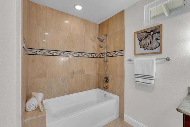 bathroom with tiled shower / bath