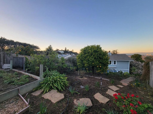 view of yard at dusk