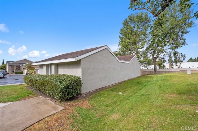 view of side of property featuring a lawn