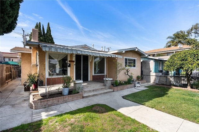 bungalow-style house featuring a front lawn