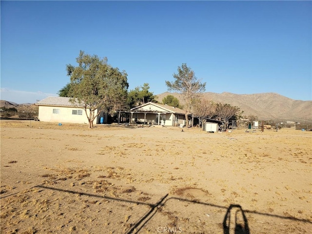 view of yard with a mountain view
