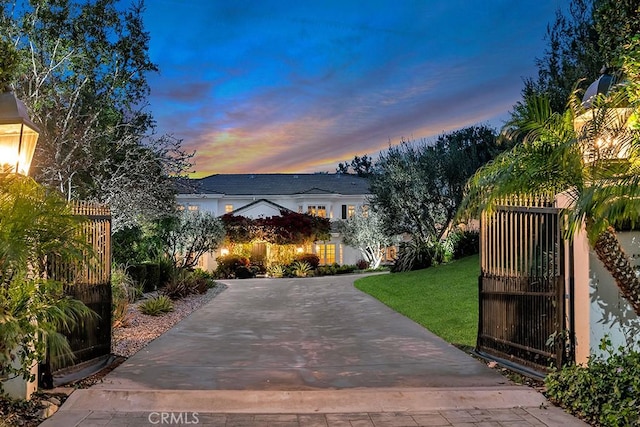 view of front of property featuring a lawn