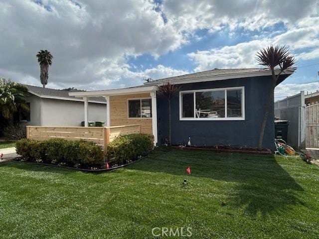 view of front of property featuring a front yard