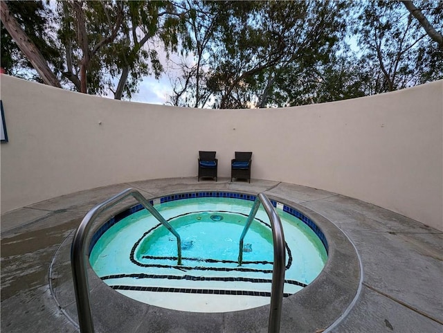 view of pool featuring an in ground hot tub