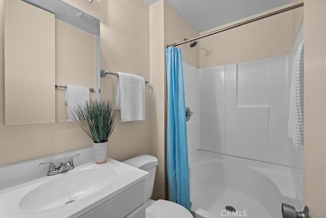 bathroom featuring a shower with curtain, vanity, and toilet