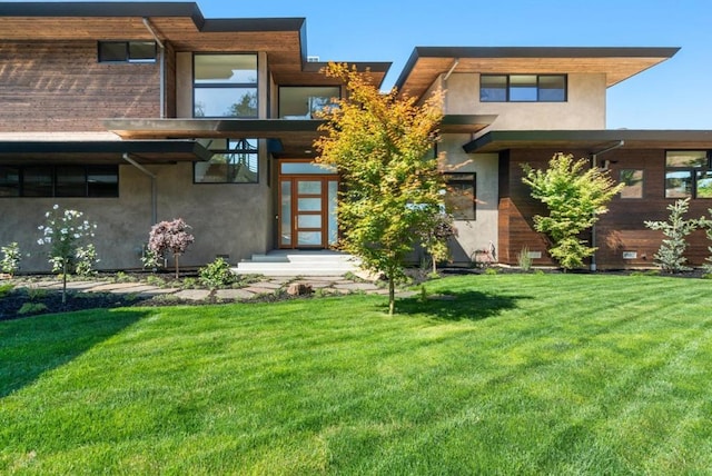 back of house featuring a lawn