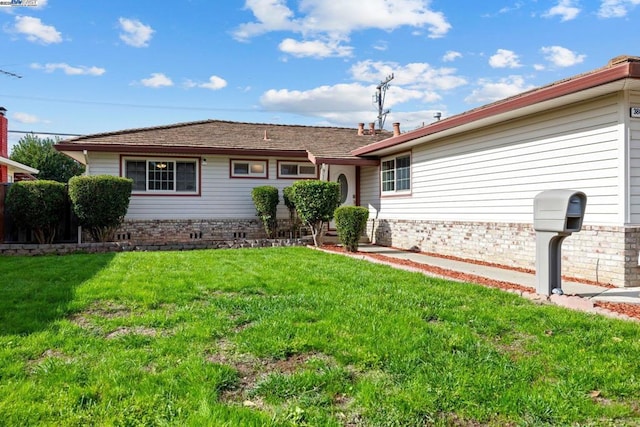 ranch-style home featuring a front lawn