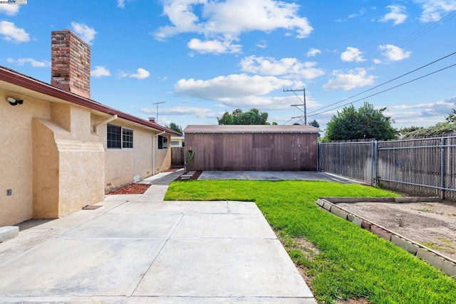 view of yard featuring a patio area