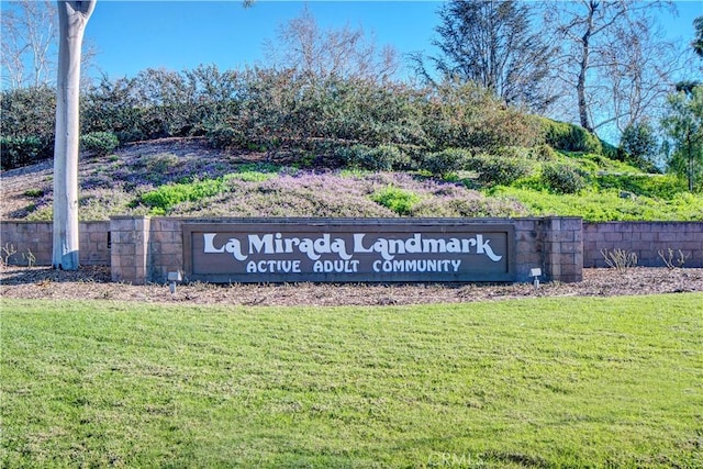 community / neighborhood sign featuring a lawn