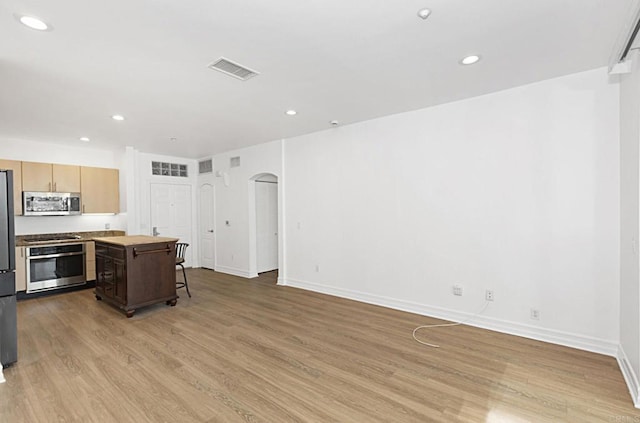 kitchen featuring light wood finished floors, recessed lighting, visible vents, and appliances with stainless steel finishes