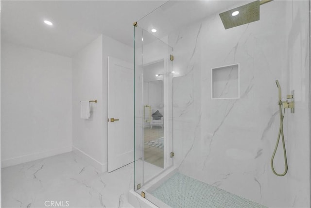 bathroom featuring tiled shower