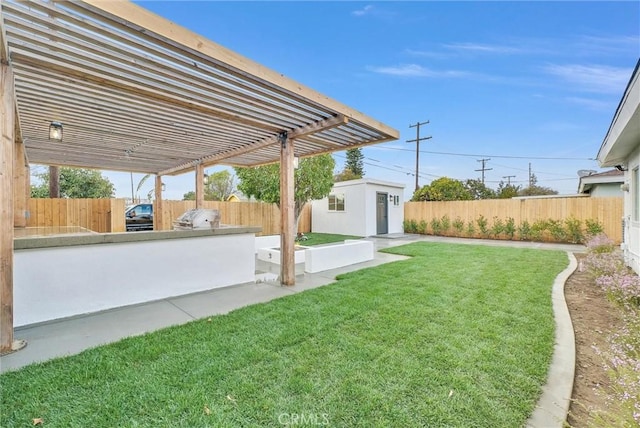 view of yard with an outdoor structure