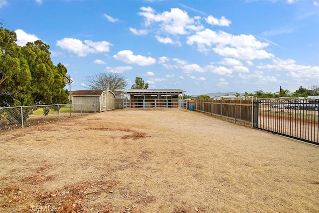 view of yard featuring an outdoor structure