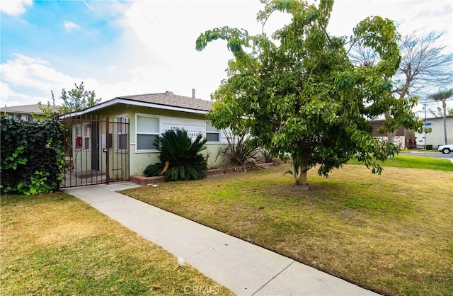 view of front of house featuring a front lawn