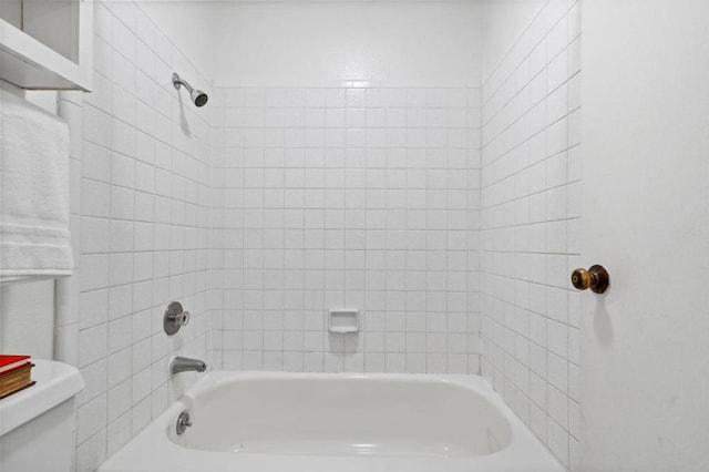 bathroom with tiled shower / bath and toilet