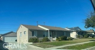 view of front of house featuring a garage and a front yard