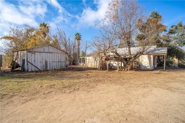 view of yard with an outdoor structure