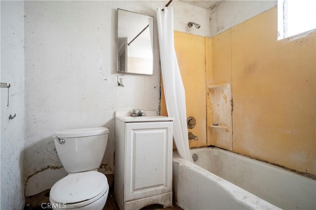 full bathroom featuring shower / bathtub combination with curtain, vanity, and toilet