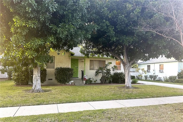 view of front of house featuring a front lawn