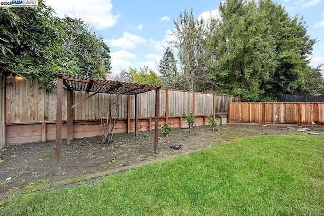 view of yard featuring a pergola