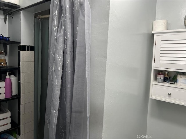 bathroom with curtained shower