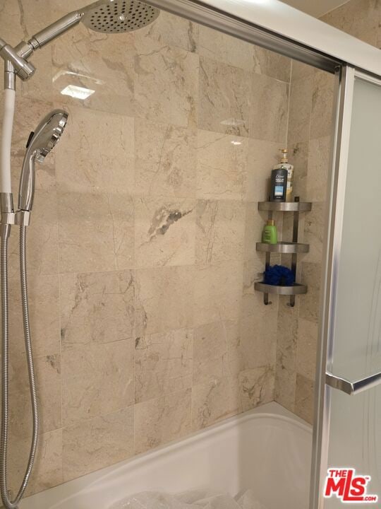 bathroom with tiled shower / bath combo