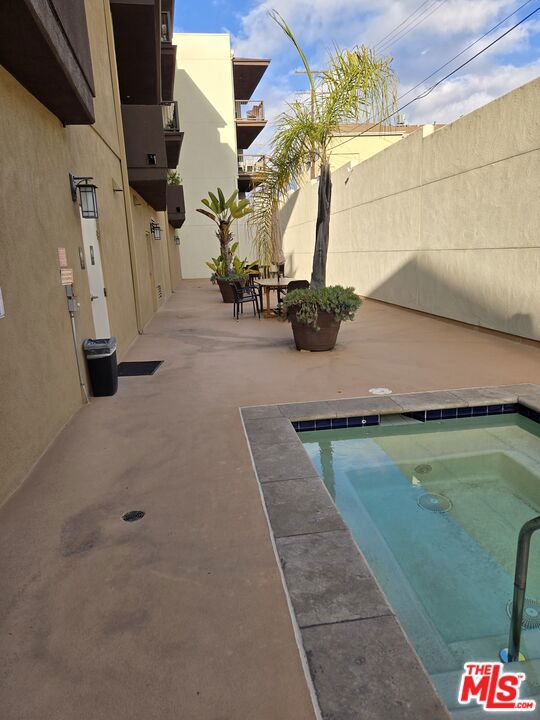 view of pool featuring an in ground hot tub