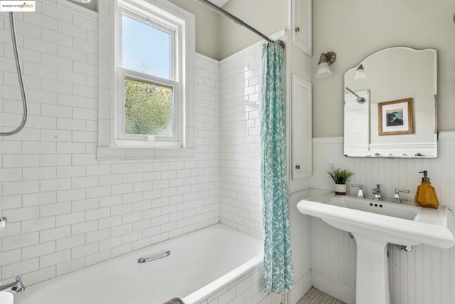 bathroom featuring shower / tub combo with curtain