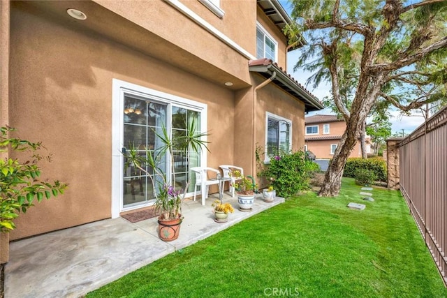 view of yard featuring a patio area