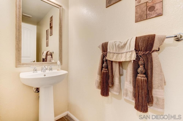 bathroom featuring sink