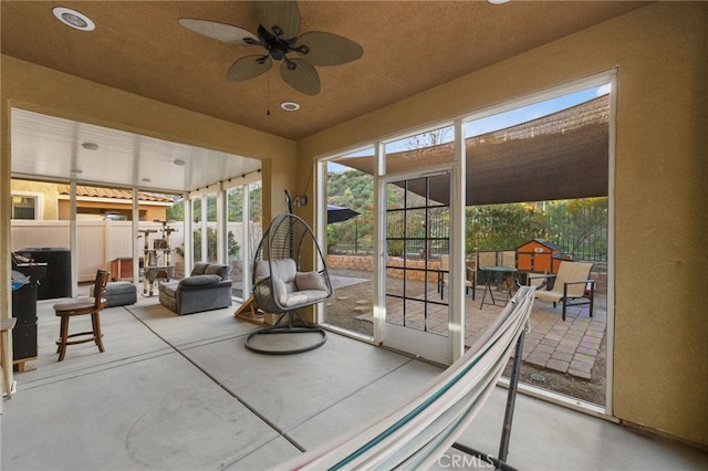 sunroom with ceiling fan