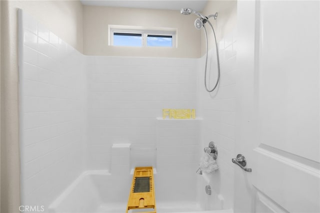 bathroom featuring tiled shower / bath combo