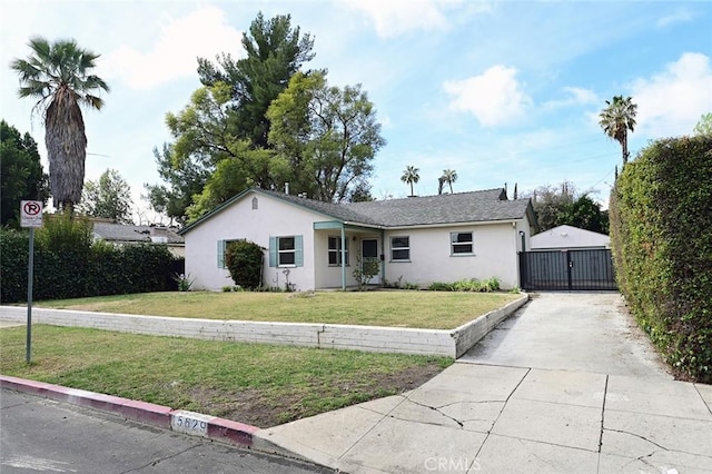 single story home featuring a front lawn