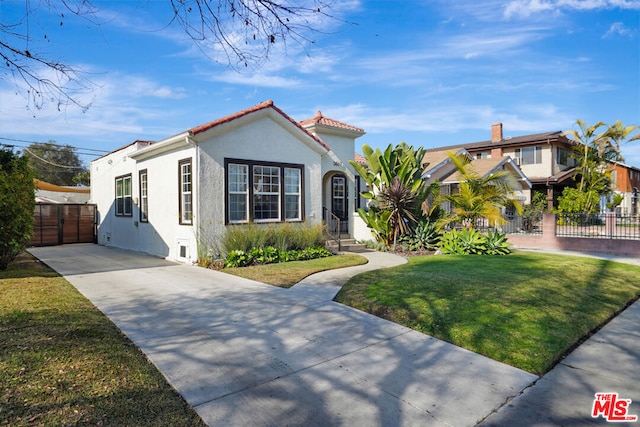 view of front of property featuring a front lawn